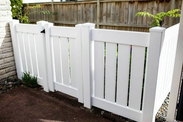 Devon semi-privacy PVC fence, available in 1200mm or 1830mm high x 2400mm wide panels. Angled view display. Durable, low-maintenance, withstands New Zealand’s extreme weather conditions, and can be stepped or sloped.