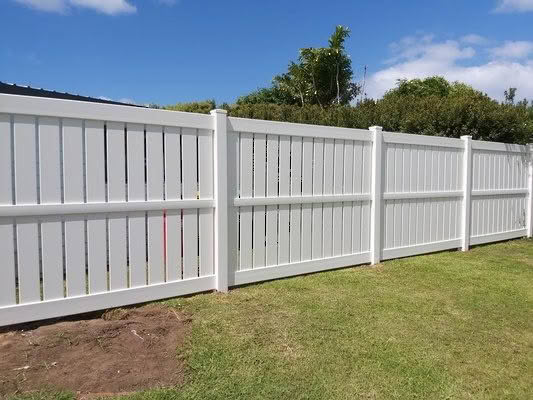 Devon semi-privacy PVC fence, available in 1200mm or 1830mm high x 2400mm wide panels. Installed at modern home. Durable, low-maintenance, withstands New Zealand’s extreme weather conditions, and can be stepped or sloped.
