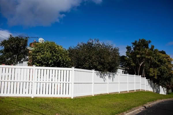 Devon semi-privacy PVC fence, available in 1200mm or 1830mm high x 2400mm wide panels. Side profile view. Durable, low-maintenance, withstands New Zealand’s extreme weather conditions, and can be stepped or sloped.