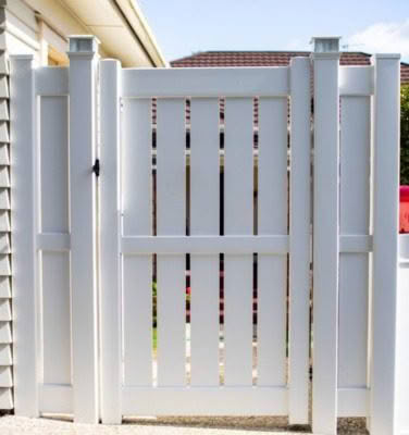 Devon semi-privacy PVC fence, available in 1200mm or 1830mm high x 2400mm wide panels. Shown with garden landscaping. Durable, low-maintenance, withstands New Zealand’s extreme weather conditions, and can be stepped or sloped.