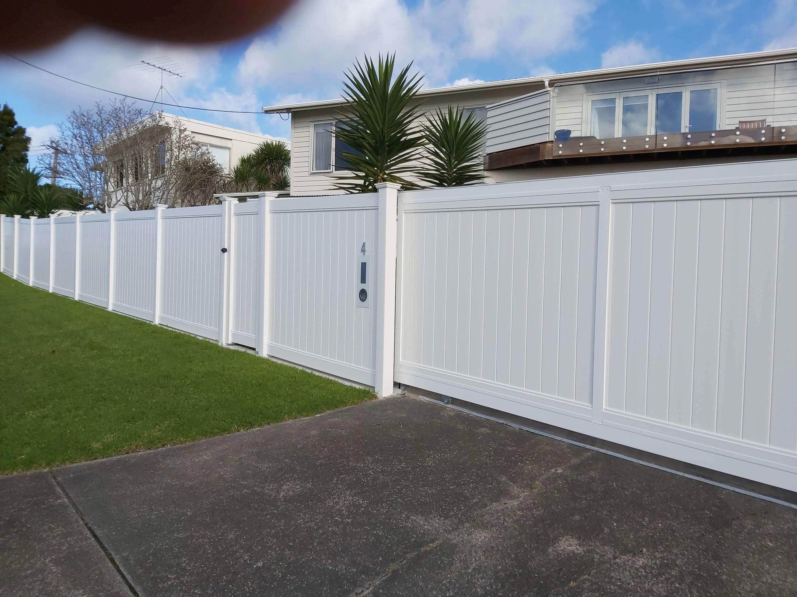 PVC Durafence made from 100% virgin vinyl with Dupont T102 UV inhibitors, providing durability and a 15-year warranty. Shown as traditional picket design, neighbour-friendly, maintenance-free, and resistant to New Zealand’s harsh UV light.