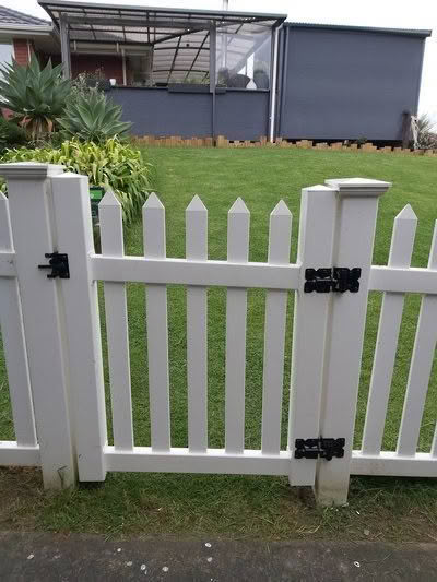 Villa PVC picket fence, 1200mm high x 2400mm wide panels. Provides a classic look with pickets centred through top and bottom rails, ensuring the same style on both sides. Shown in elevated look setting, low-maintenance and available with matching gates.